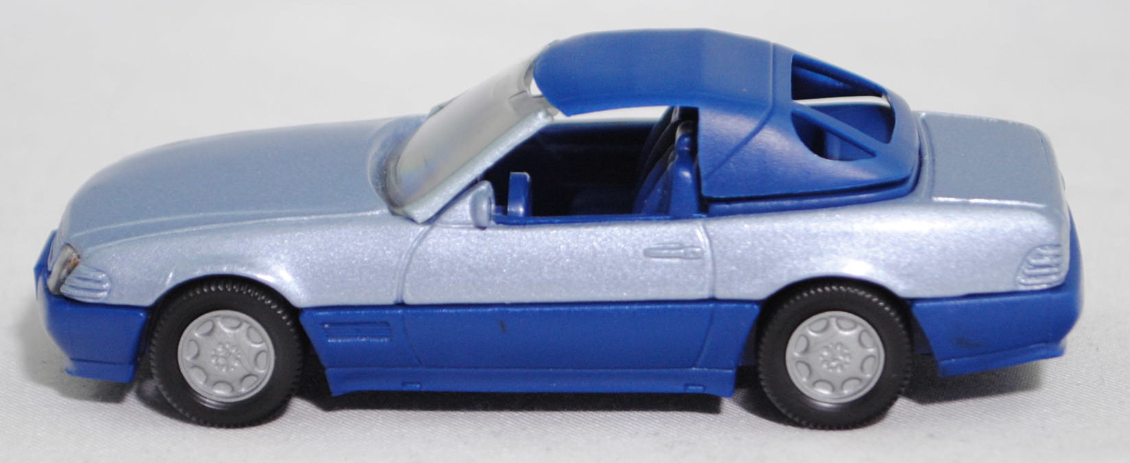 00005 Mercedes-Benz 500 SL mit Verdeck (Hardtop) (R 129, Modell 1989-1992), silberblaumetallic/saphirblau, Scheibe seitlich lackiert, Heckklappe mit Stern, Hong, B7, SIKU, 1:55, m
