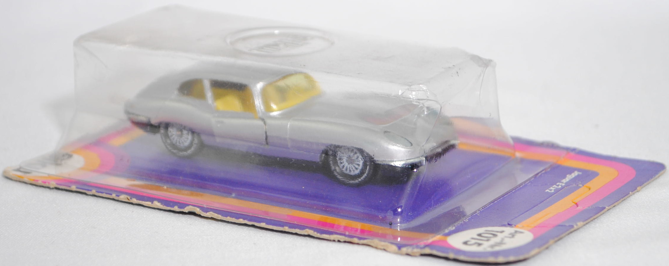 00006 Jaguar E-Type 2+2 SI Coupé 4.2 Liter (Serie 1, Typ 2+2-Sitzer Coupé, Modell 1966-1967), silber, innen gelb, W-Germ, Verglasung gelb, R11 gerillt, SIKU SUPER, 1:61, P17 (Farbe)