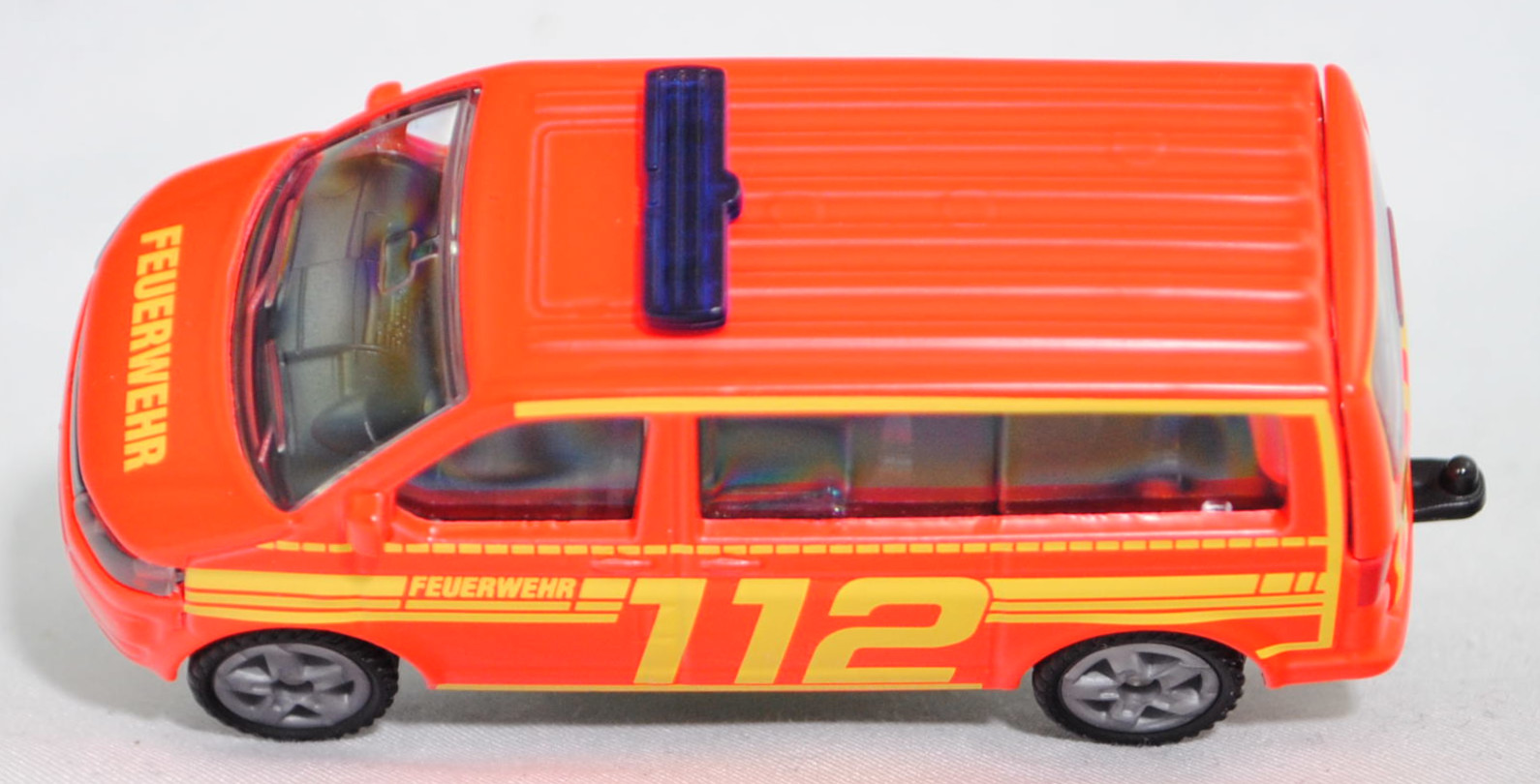00000 VW T5 GP Multivan Highline 2.0 TDI (5. Generation, Typ 7E, Modell 2009-2015) Feuerwehr Einsatzleitung, hell-leuchtrot, FEUERWEHR 112, SIKU SUPER, 1:61, P29f