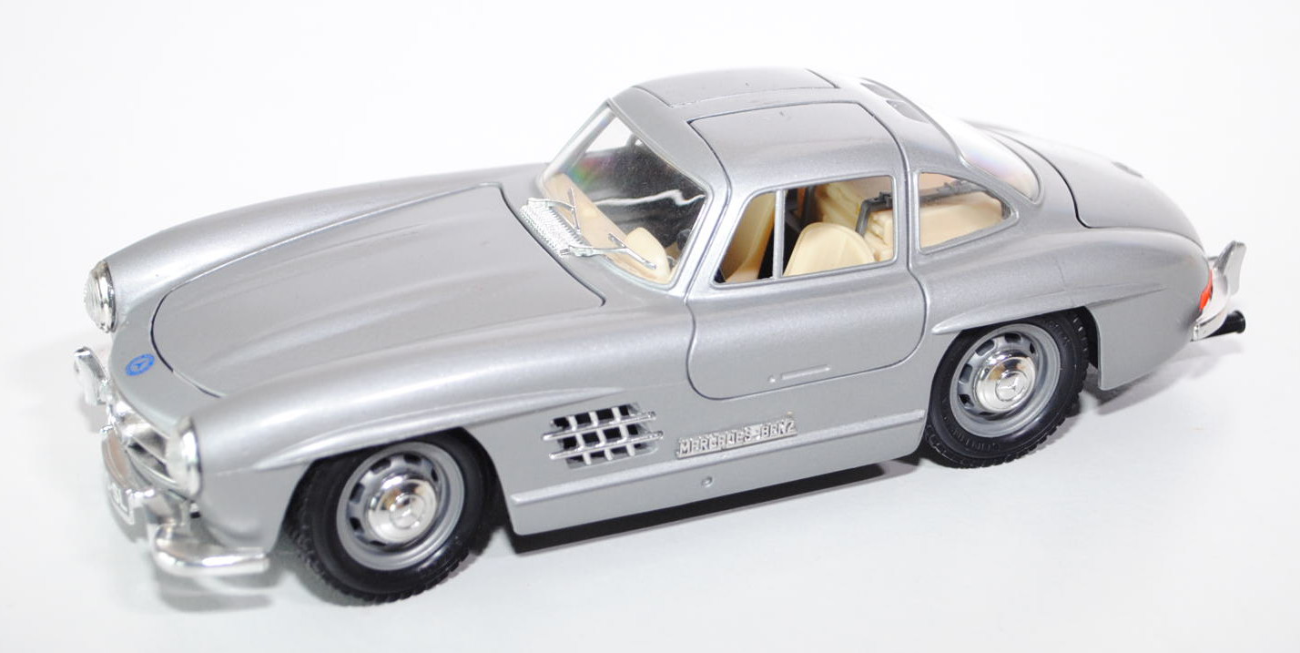 Mercedes-Benz 300 SL, Modell 1954, silber, Türen + Motorhaube + Heckklappe zu öffnen, mit Lenkung, B