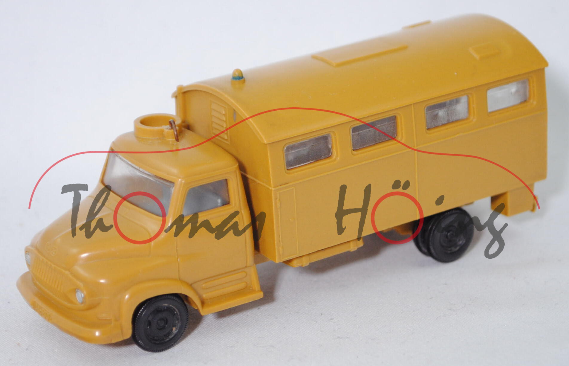 00000 Großraum-Krankenwagen auf Ford FK 3500 Fahrgestell (Mod. 55-61), gelb, Fehlteile, Siku, 1:60