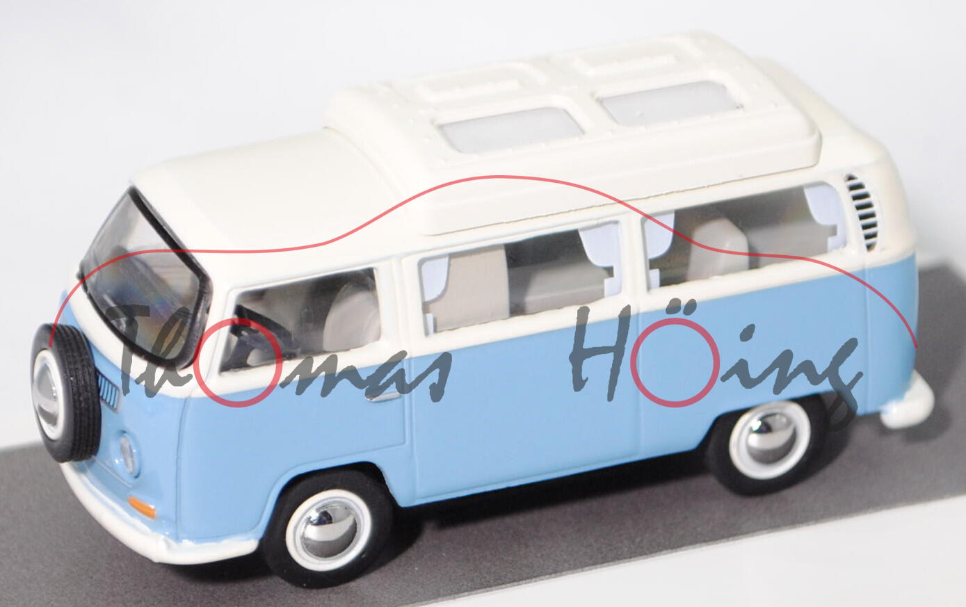 VW Transporter T2a Camper (Typ 2 T2a, Modell 67-71) mit Dormobile-Klappdach, weiß/blau, Schuco, 1:64