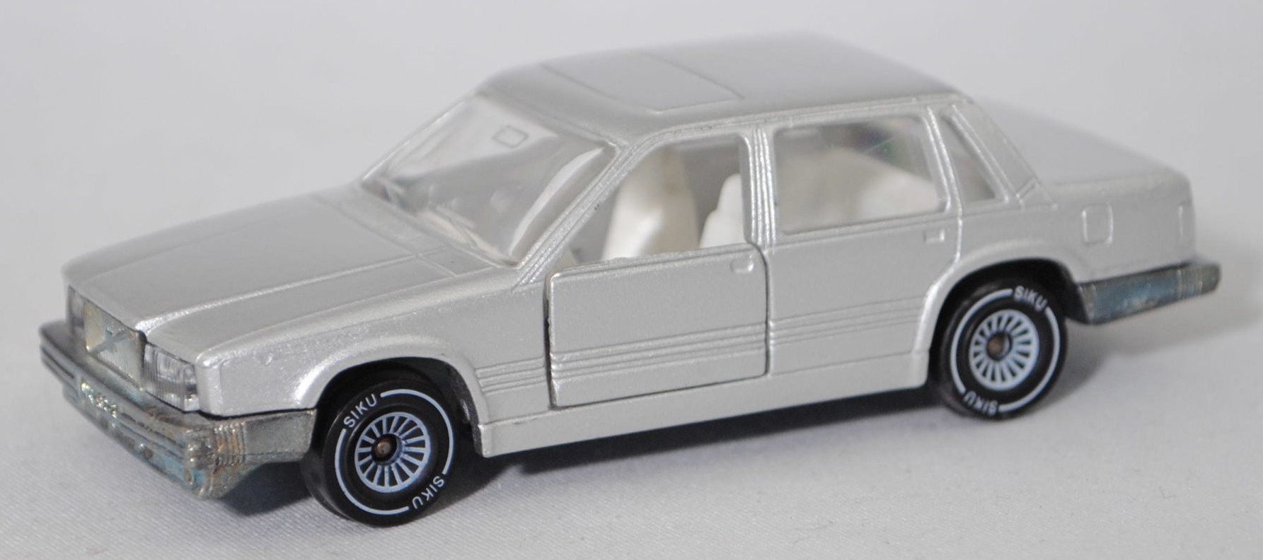 00000 Volvo 760 GLE (1. Generation, interne Baureihenbezeichnung 764, Vorfacelift, Modell 1982-1986), silbergraumetallic, ohne Kopfstützen hinten, SIKU SUPER, 1:55, m