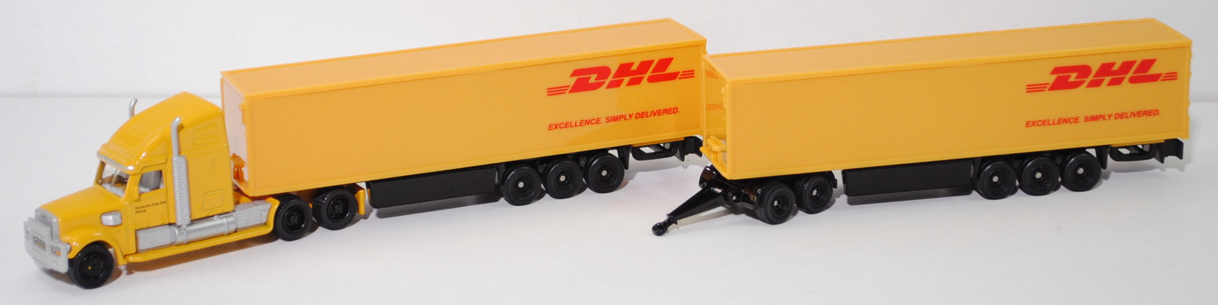 00005 FREIGHTLINER® CORONADO® CC132 6x4 (Modell 2001-2010) DHL Road Train, gelb, Deutsche Post DHL / Group, Druck FREIGHTLINER auf dem Kühlergrill, SIKU SUPER 1:87, L17mpK