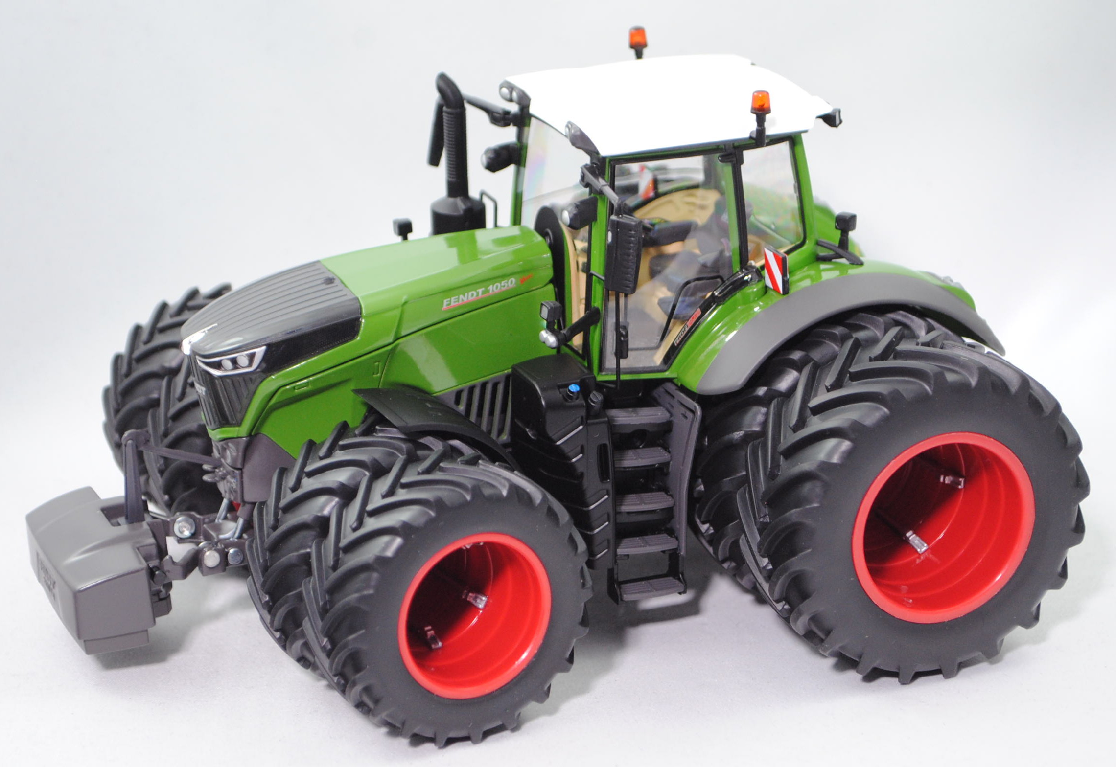 Fendt 1050 Vario (Mod. 2015-) mit Zwillingsbereifung, resedagrün/grau, Wiking, 1:32, Werbeschachtel