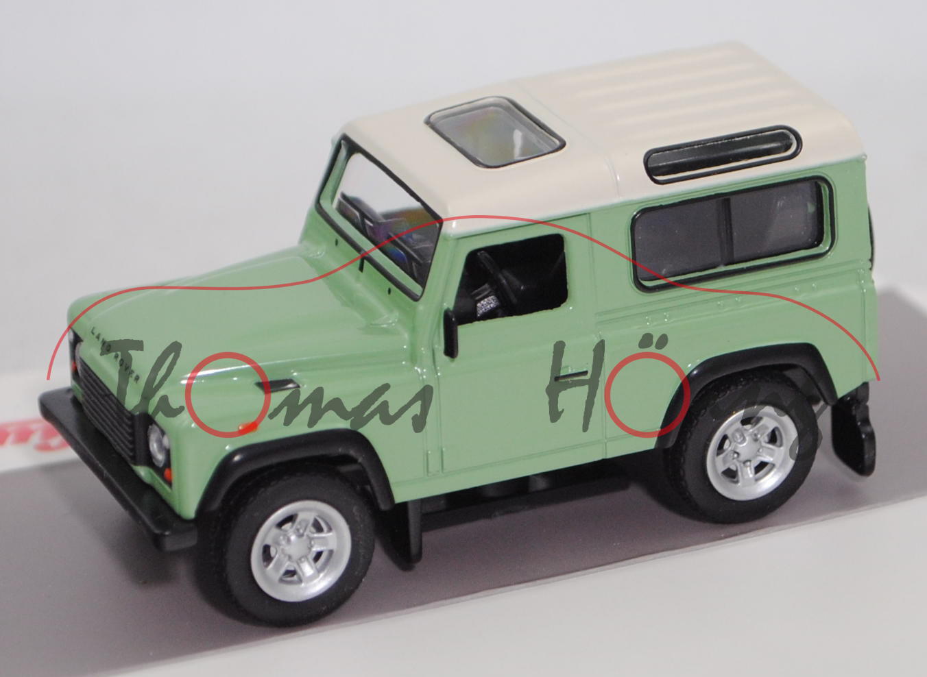 Land Rover Defender 90 CSW (Mod. 90-15), Dach weiß, Karosserie hell-blaßgrün, Schuco, 1:64, mb (m-)