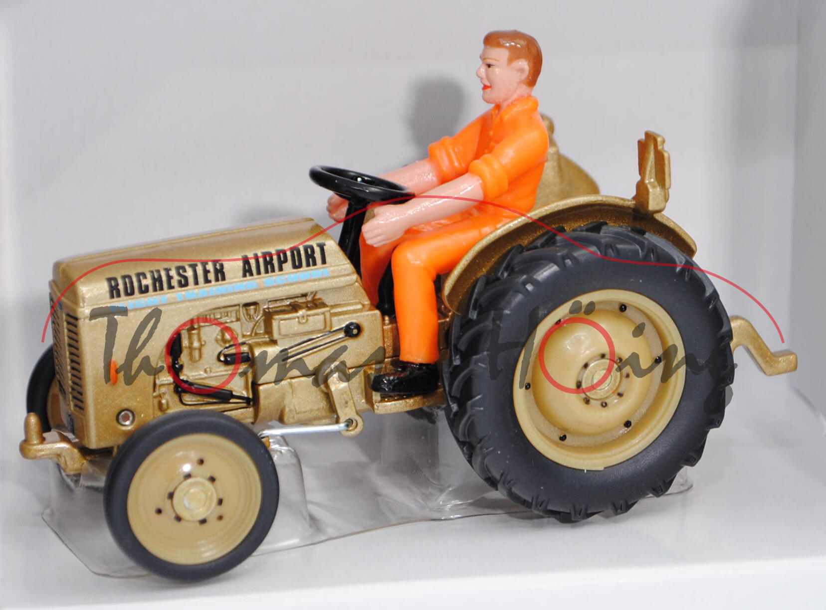 00602 GB Ferguson TE 20 Airport Tractor, Modell 1946-1948, gold, Fahrer mit orangem Overal, Felgen g