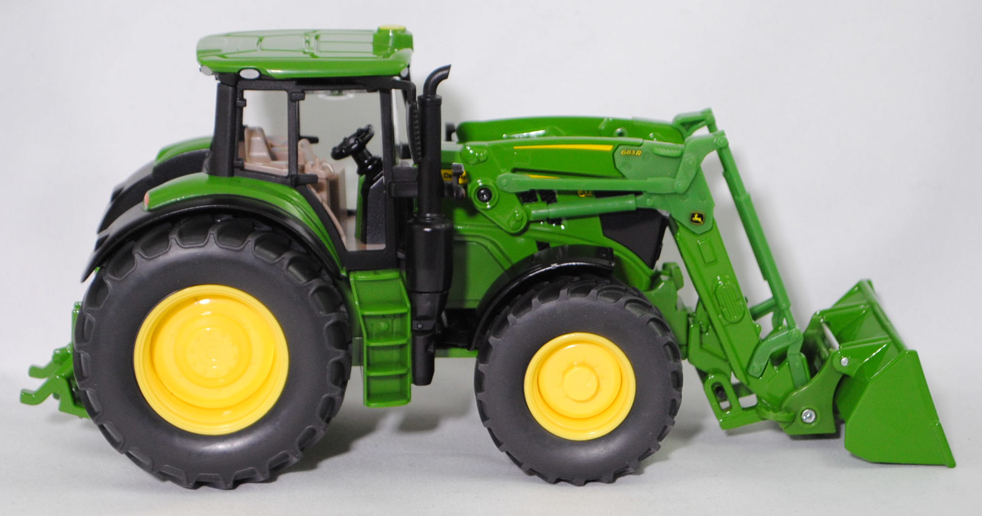 00000 John Deere 6M 220 (4. Generation, Baureihe 6M, Typ 6M, Modell 2024-) mit abnehmbarem Frontlader John Deere 683R, smaragdgrün, SIKU FARMER 1:32, L17mpK