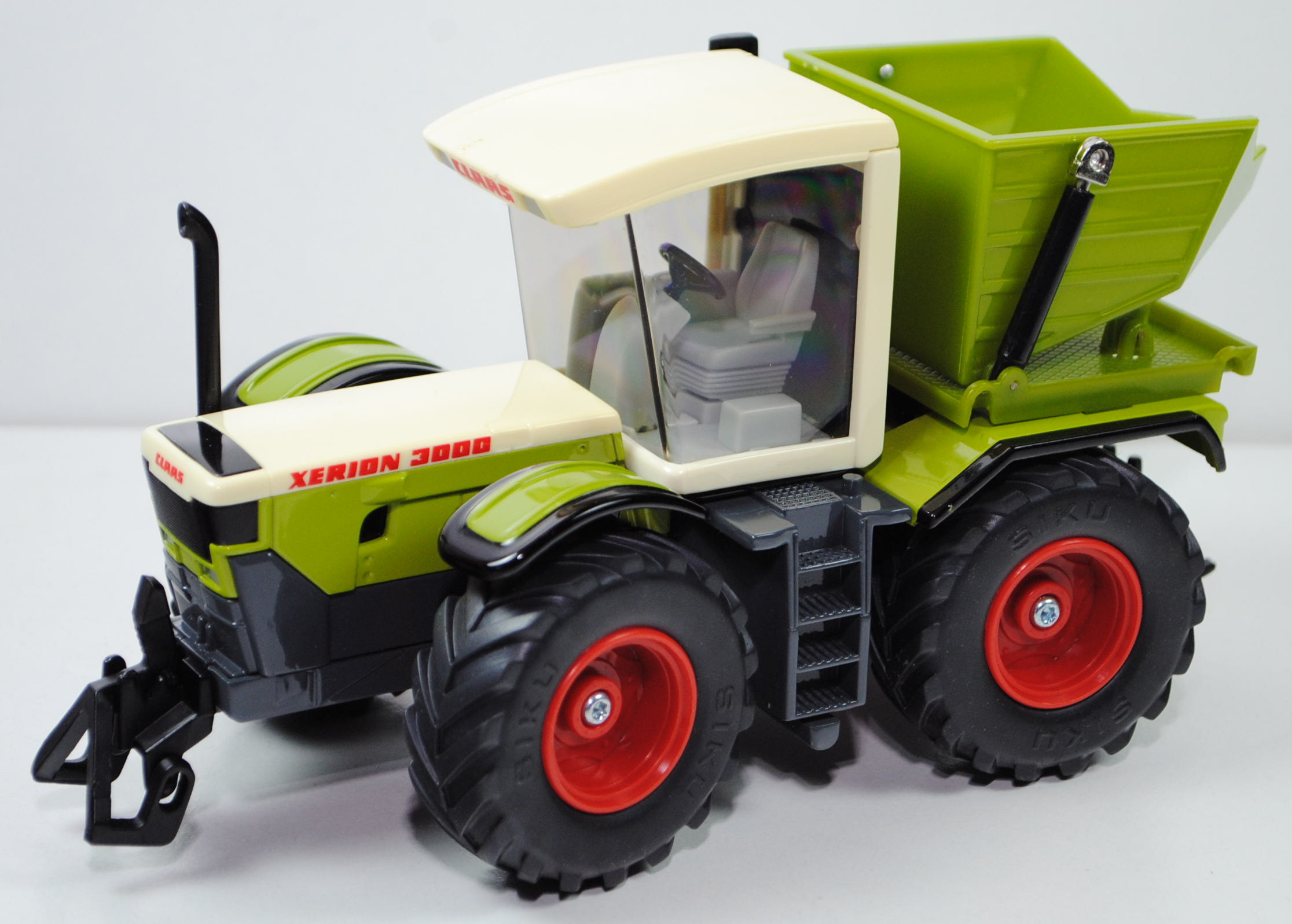 Claas Xerion 3000 (Modell 1997-1999), claasgrün/reinweiß, L15 (Modell vergilbt)