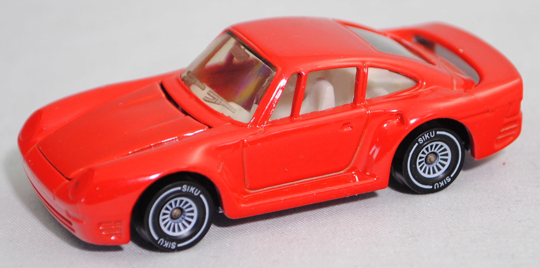 00003 Porsche 959 (Modell 1986-1988), verkehrsrot, innen reinweiß, Heckflügel offen, SIKU, 1:55, m-