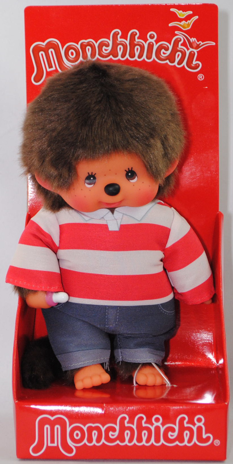 Monchhichi Tribe Kauri (Monchhichi Junge Kauri mit rot/blau gestreiftem Hemd aus der Animationsserie Monchhichi Tribe), 20 cm groß, Sekiguchi (Limited Edition)