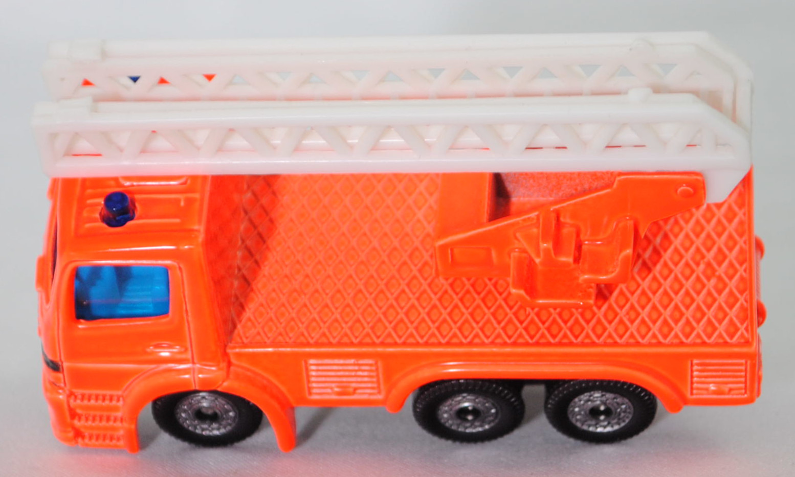 00008 Metz Hubrettungsfahrzeug DL 23-12 S auf Fahrgestell Mercedes-Benz Atego (Modell 1998-2004) (Feuerwehr-Drehleiter), leuchtorange, Bpr. 1015 / 1019, C36, SIKU SUPER, 1:80, m