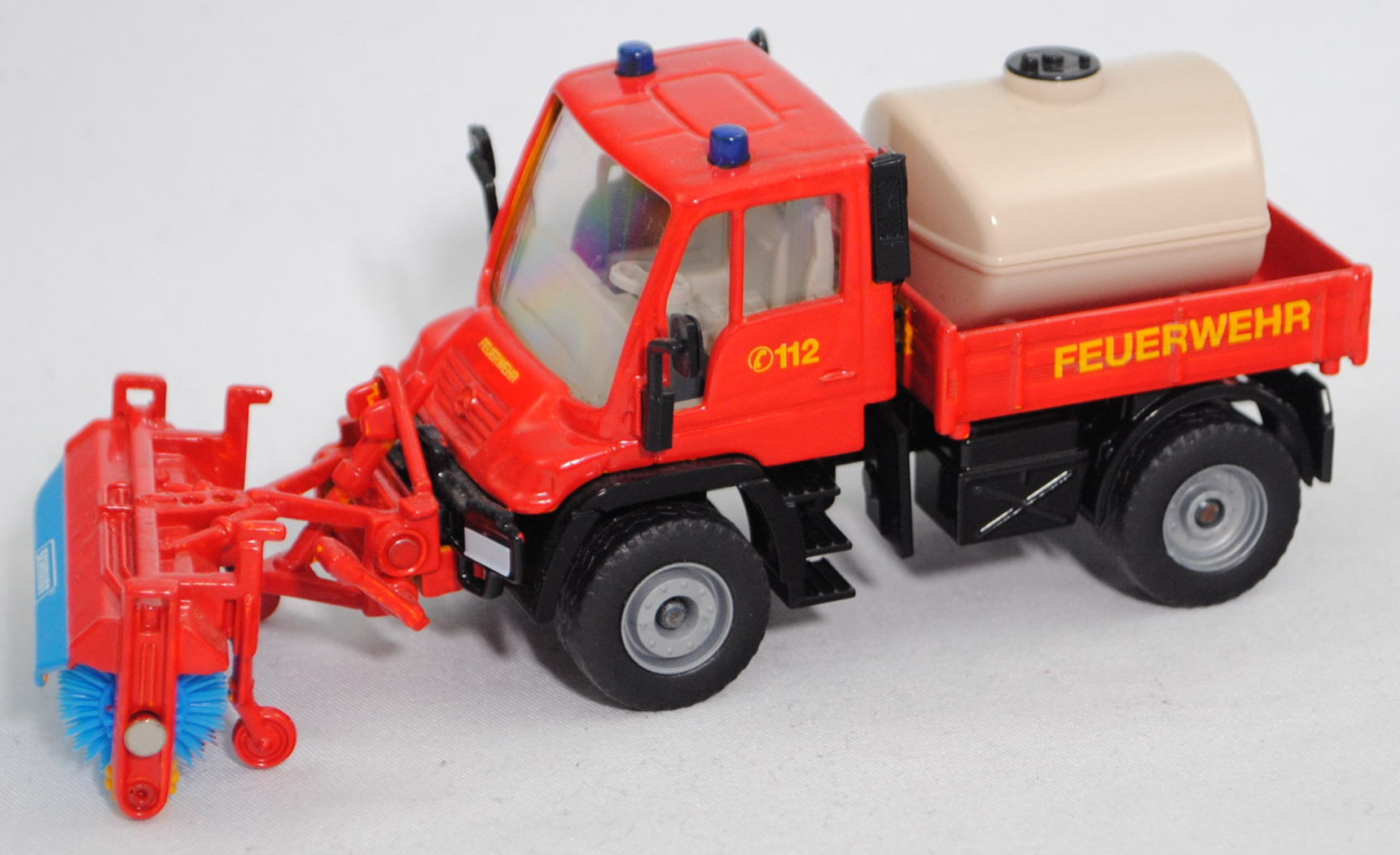 Unimog U 300 (Modell 2001-2006) mit Anbau-Kehrmaschine, rot, C 112 / FEUERWEHR, SIKU, 1:55, Umbau