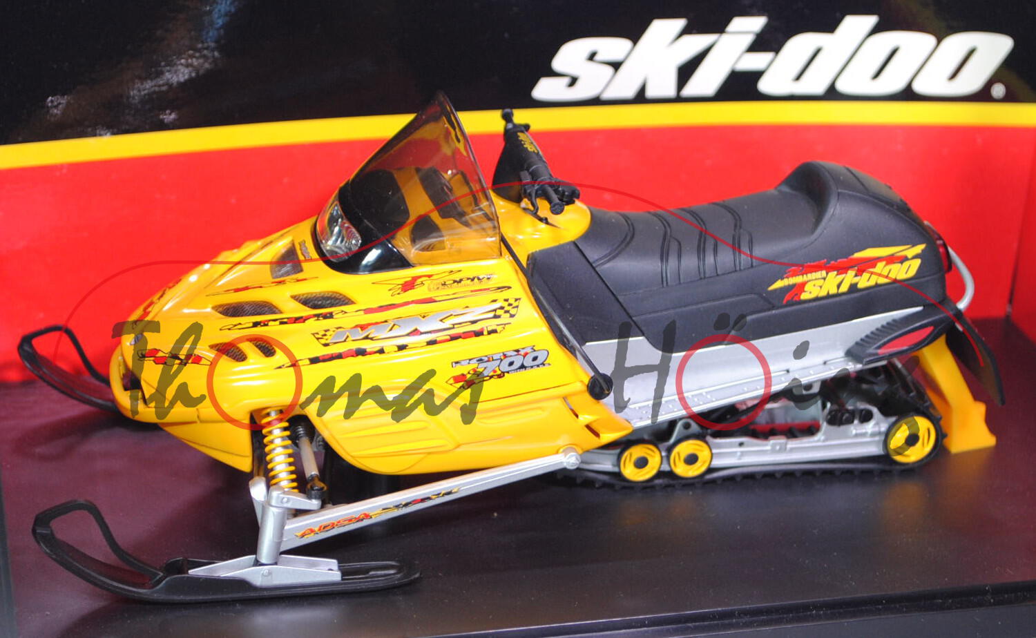 Snowmobil Motorschlitten BOMBARDIER ski-doo MX Z Rotax 700, Modell 2001, signalgelb, AUTOart, 1:18, 