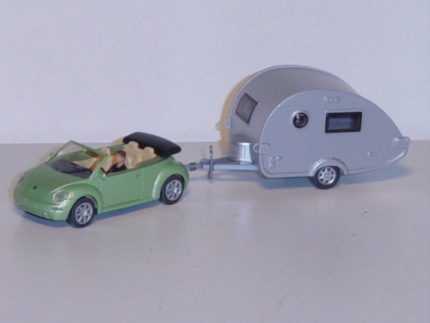 VW New Beetle mit Wohnwagen T@B, hellgrünsilbermetallic und silber, mit Fahrer, Wiking, 1:87, mb