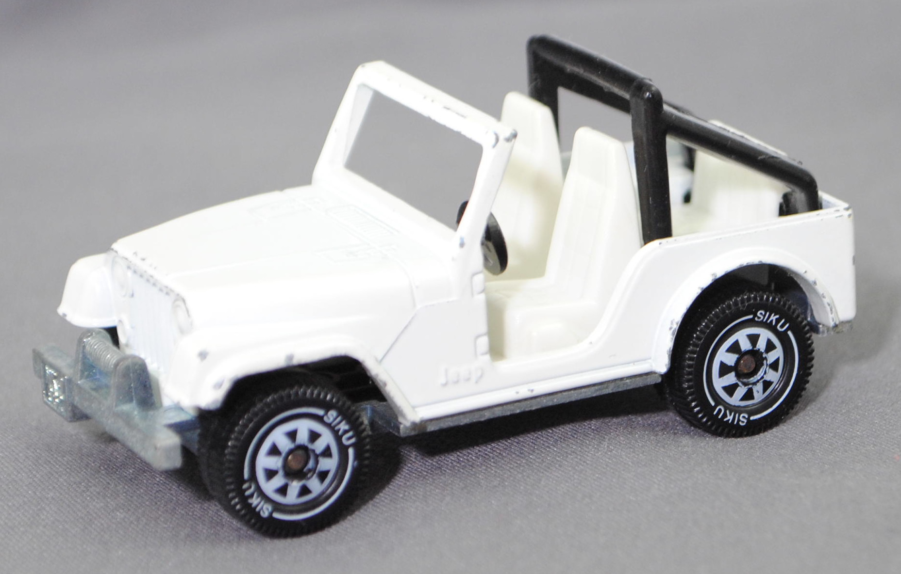 00007 Jeep CJ-5 2.5L (5. Generation, Modell 1979-1983), reinweiß, innen reinweiß, Überrollbügel schwarz, B5, SIKU SUPER, 1:55, m-