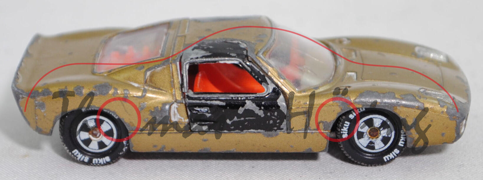 00003 Ford GT40 (Mk I bzw. Mark 1, Modell 1965-1967), Karosserie goldmetallic, Türen schwarz, Bpr. V 296 / Germ, Verglasung klar, R10 weiß, SIKU SUPER, 1:57, vsc