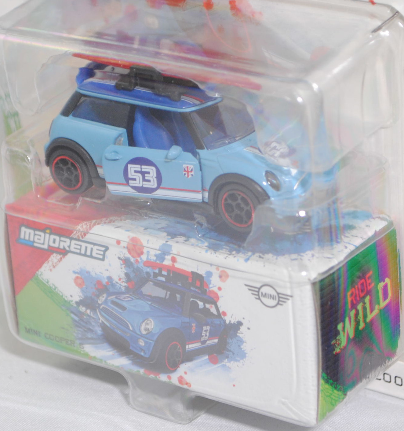 MINI Cooper S (R53, Vorfacelift, Modell 2002-2004) mit Dachgepäckträger und Ladegut (Nr. 265D), hell-pastellblau/ultramarinblau, majorette, 1:55, Blister (MINI ICONS DELUXE CARS)