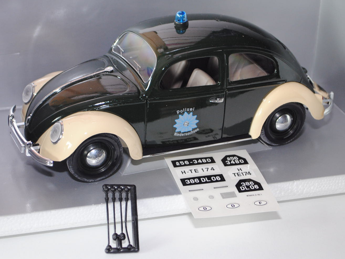 VW Käfer Standardlimousine (Typ 11) (Brezelkäfer), Modell 1949, tannengrün/elfenbein, Polizei / Nied