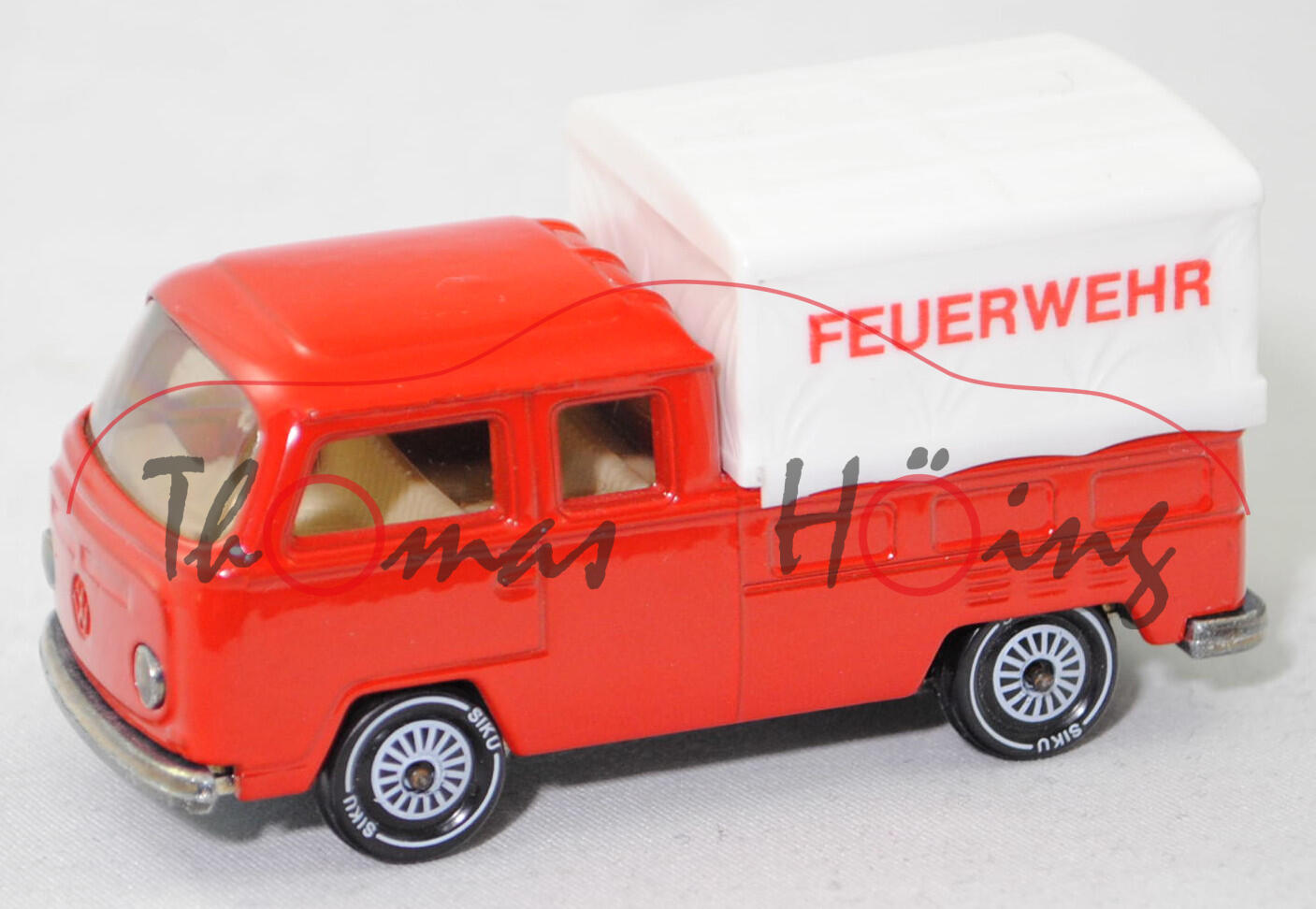 00000 VW Transporter T2 DoKa Doppelkabine Pritschenwagen (Typ T2a/b, Facelift 1 von 1971, Mod. 71-72) mit Plane, rot, FEUERWEHR, SIKU, 1:60