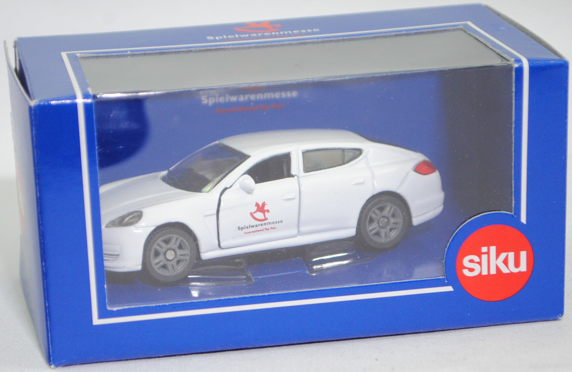 00401 Porsche Panamera 4S (Modell 2009-2013), reinweiß, Spielwarenmesse / International Toy Fair, SIKU SUPER, 1:58, Werbeschachtel (zur 64. Spielwarenmesse 2013 in Nürnberg)