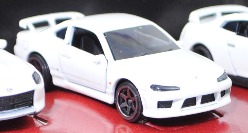 Giftpack Nissan: Nissan Skyline GT-R + Nissan Z Performance + NISSAN Silvia spec-R AERO + Nissan GT-R + NISSAN Cefiro 2.5 A31, reinweißmetallic, majorette, mb