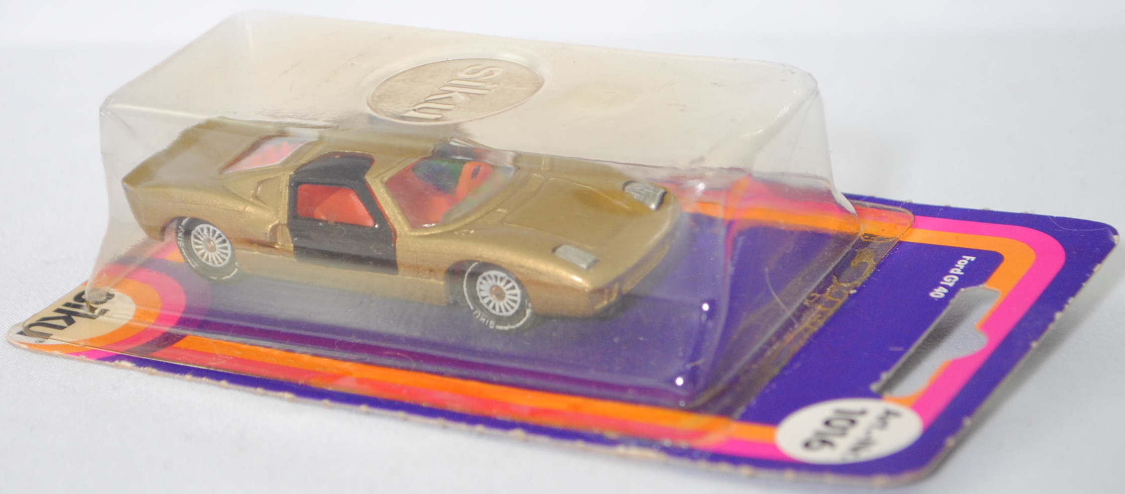 00005 Ford GT40 (Mk I bzw. Mark 1, Modell 1965-1967), Karosserie goldmetallic, Türen schwarz, Bpr. V 296 / W-Germ, Verglasung klar, R11 gerillt, SIKU SUPER, 1:57, P17 (Farbe) (geklebt)
