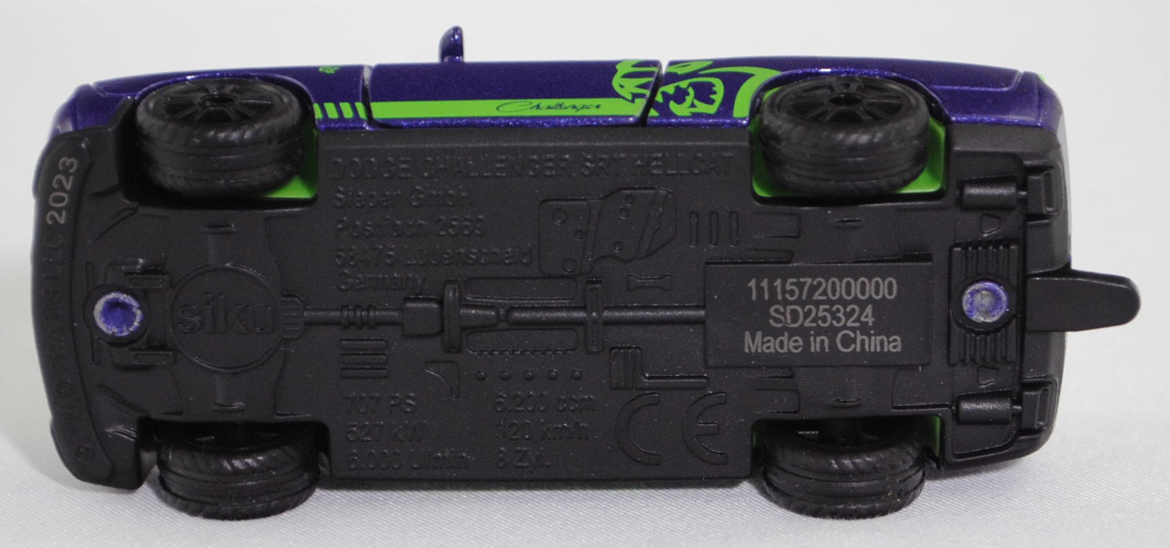 00000 Dodge Challenger SRT Hellcat (3. Generation, Facelift 2014, Modell 2014-2018) Custom, blauviolettmetallic (plum crazy pearlcoat), SIKU SUPER, 1:63, P29f