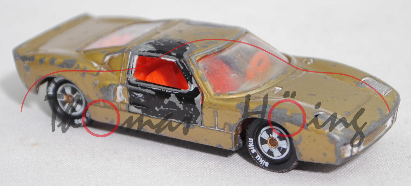 00003 Ford GT40 (Mk I bzw. Mark 1, Modell 1965-1967), Karosserie goldmetallic, Türen schwarz, Bpr. V 296 / Germ, Verglasung klar, R10 weiß, SIKU SUPER, 1:57, vsc