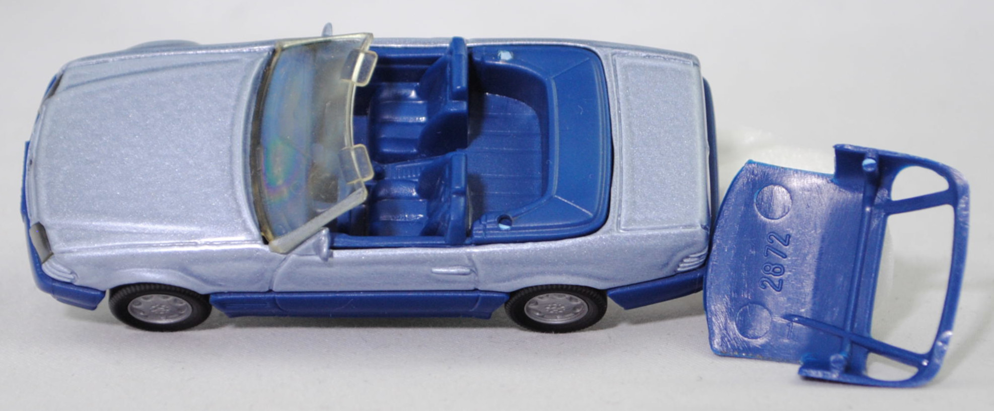 00005 Mercedes-Benz 500 SL mit Verdeck (Hardtop) (R 129, Modell 1989-1992), silberblaumetallic/saphirblau, Scheibe seitlich lackiert, Heckklappe mit Stern, Hong, B7, SIKU, 1:55, m-
