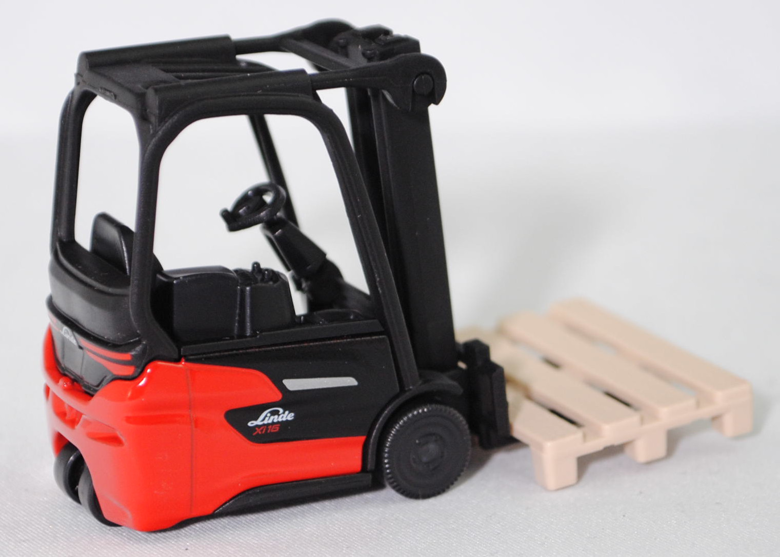 00000 Linde MH Elektrostapler Xi16 (Typ Dreirad-Elektrostapler, Baureihe 1251, Modell 2024-), schwarz/rot, Sitz schwarz, SIKU SUPER, 1:43, P29f