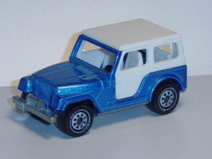 00008 Jeep CJ-5, Modell 1979-1983, verkehrsblaumetallic, IE weiß, Verdeck weiß, Germ, B5