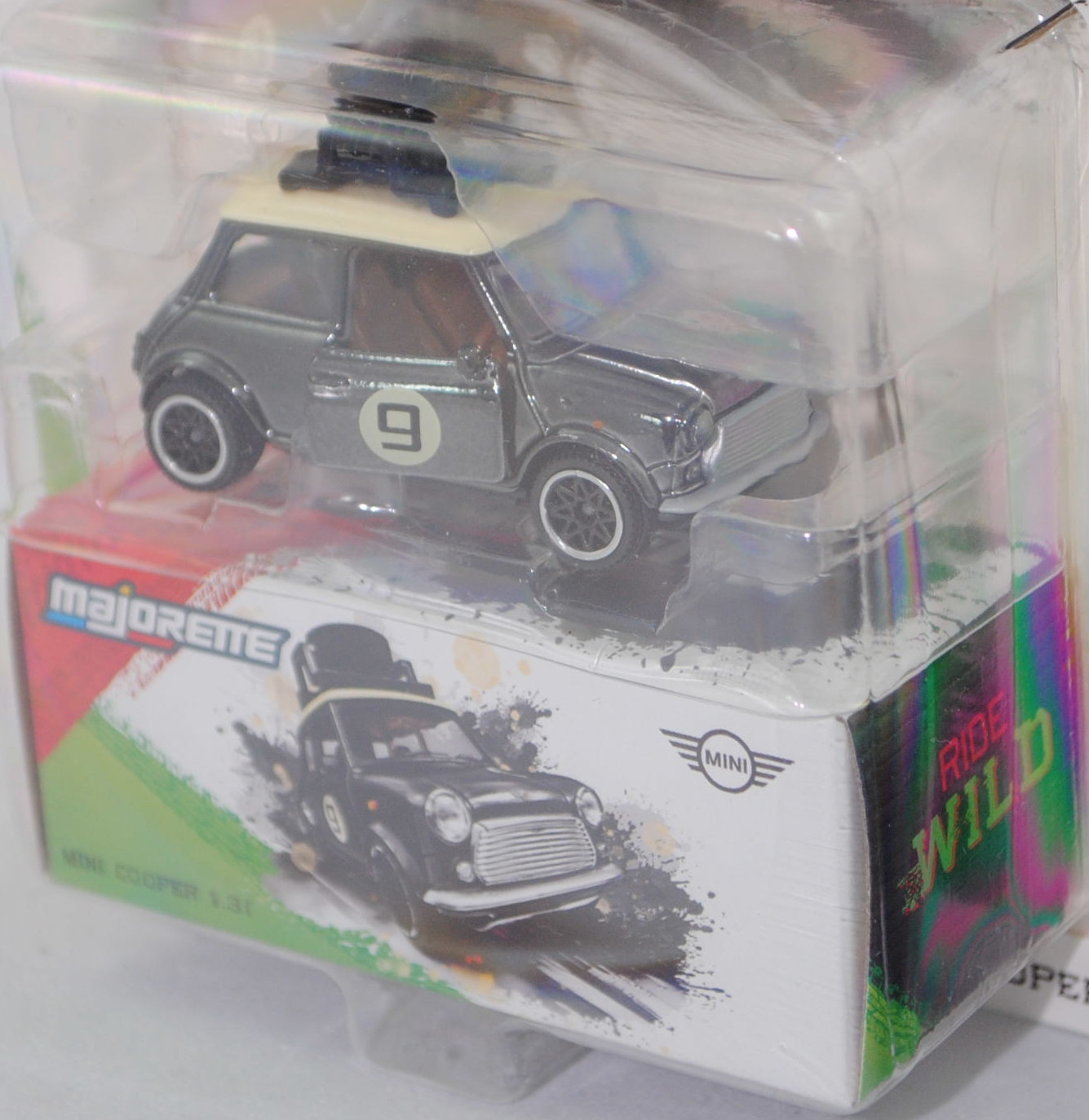 MINI Cooper 1.3i (ADO20, Modellcode XN, 5. Facelift 1991, Modell 1991-1996) mit Dachgepäckträger und Ladegut (Nr. 265E), schwarz/elfenbein, majorette, 1:53, Blister (MINI ICONS DELUXE CARS)