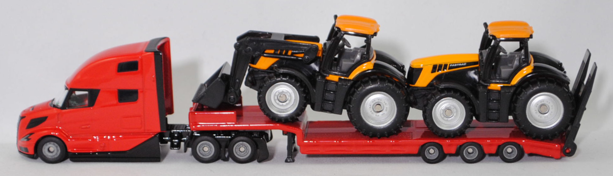 00000 Volvo VNL 860 (2. Generation, Modell 2024-) und Tieflader mit Ladegut JCB® 8250 V-TRONIC FASTRAC, rot/schwarz und melonengelb/schwarz, SIKU SUPER 1:87, L17mpK