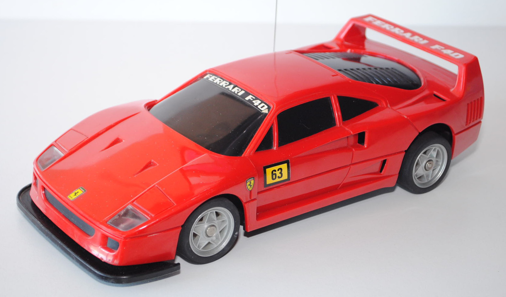 Ferrari F40 mit Fernsteuerung, Modell 1987-1992, verkehrsrot, benötigte Batterien (nicht enthalten):