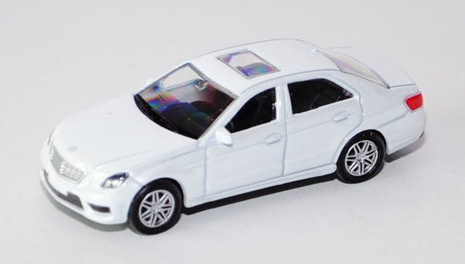 Mercedes E 63 AMG, reinweiß, innen schwarz, Free Wheel, Unifortune RMZ City, 1:64 (3 inches Scale Mo