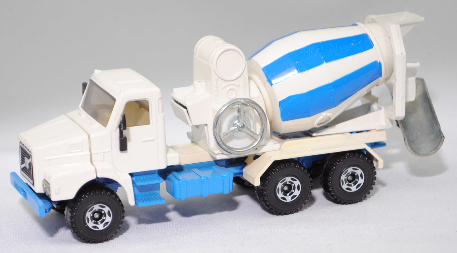 Volvo N10-38 Turbo 6 (Modell 1979-1983) Betonmischer, weiß, Druck 10 / Turbo 6 und Rahmen in weiß, Luftansaugstutzen weg, Streifen in blau auf der Mischtrommel, SIKU SUPER, m (Limited)