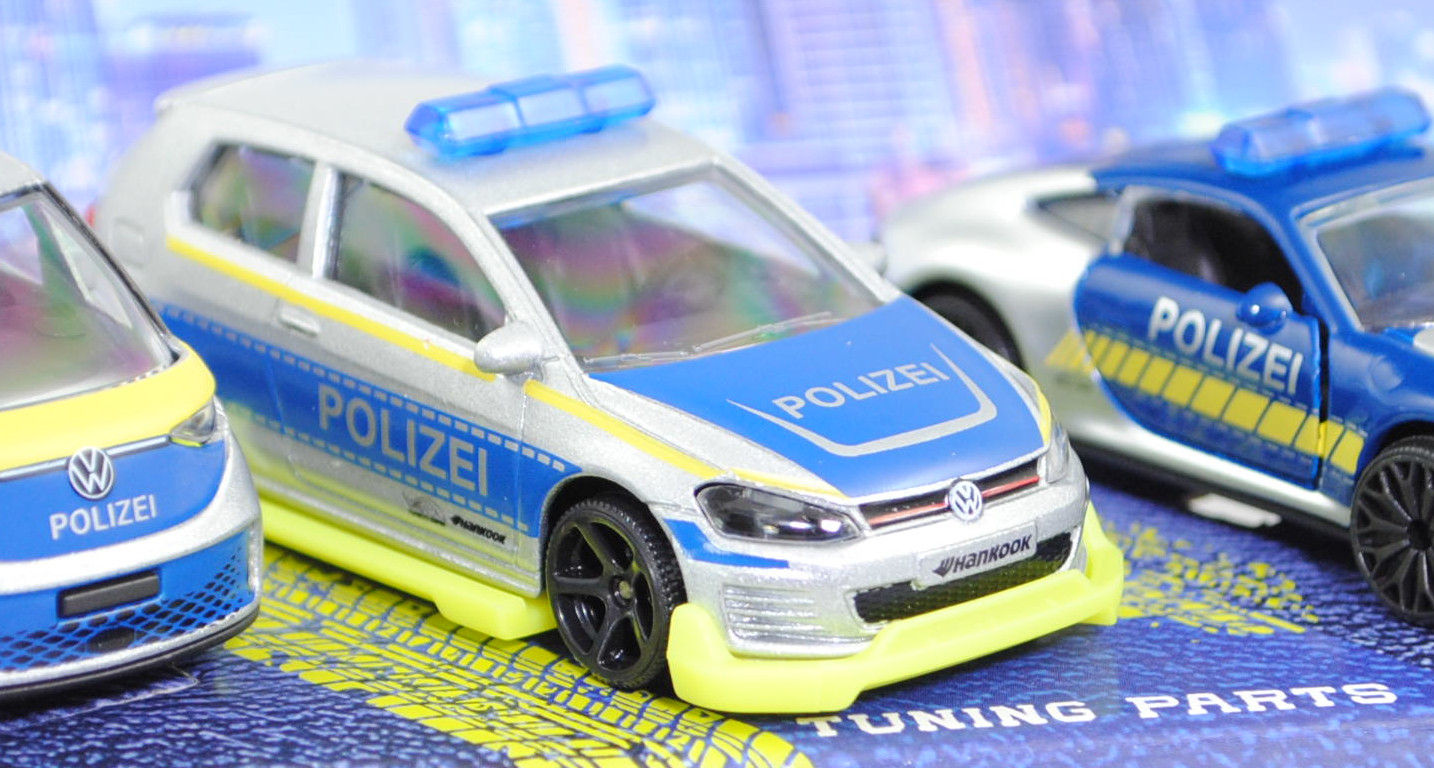 Giftpack POLIZEI Tune it Safe: VW ID. Buzz Pro + VW Golf VII GTI + Porsche 911 Carrera S Coupé + Audi R8 Coupé V10 + BMW M3 Limousine, silber, majorette, mb (POLIZEI)