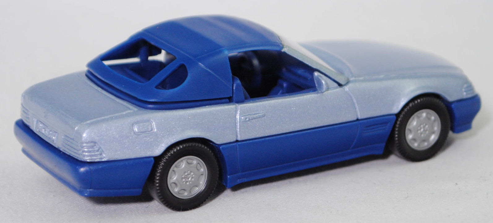 00005 Mercedes-Benz 500 SL mit Verdeck (Hardtop) (R 129, Modell 1989-1992), silberblaumetallic/saphirblau, Scheibe seitlich lackiert, Heckklappe mit Stern, Hong, B7, SIKU, 1:55, m