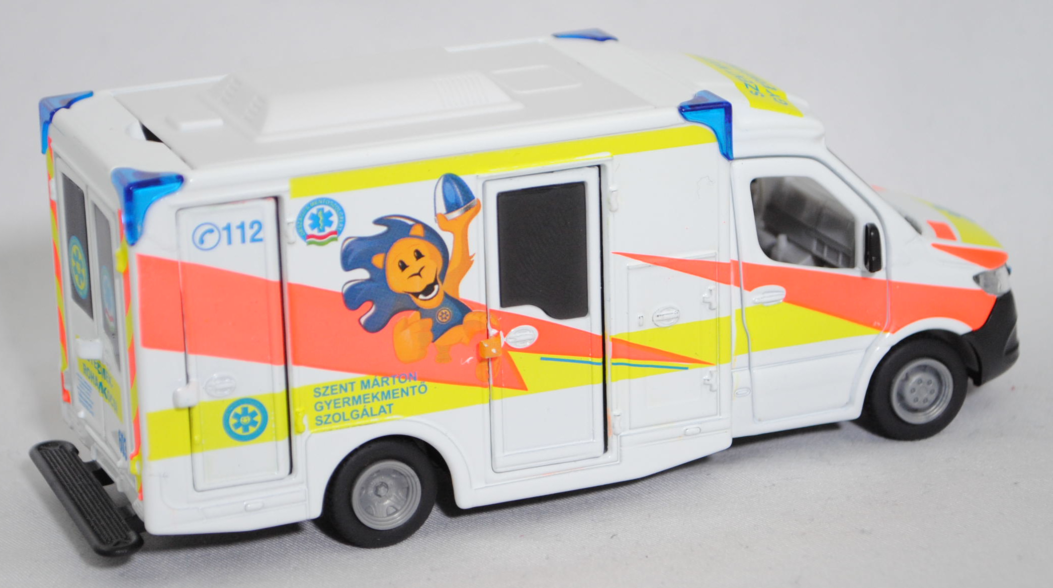 06400 HU MIESEN Rettungswagen auf Mercedes-Benz Sprinter III (Modell 2018-2021) Fahrgestell, weiß, SZENT MÁRTON / GYERMEKMENTÖ / SZOLGÁLAT, SIKU SUPER 1:50, L17mpK