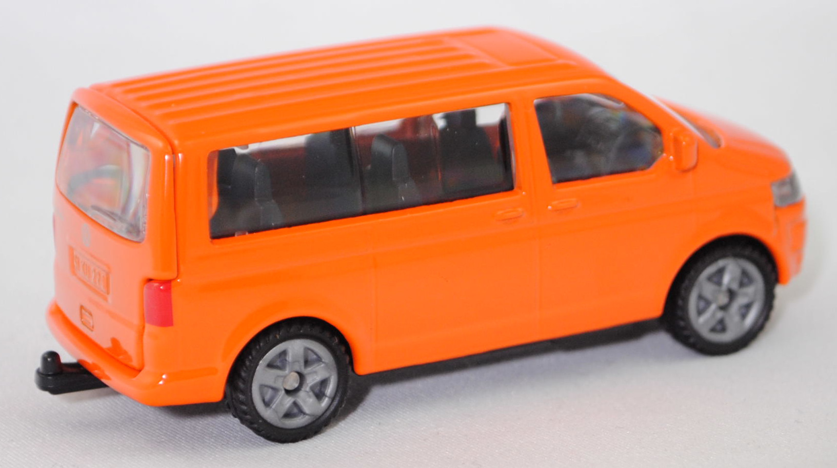 00025 VW T5 GP Multivan Highline 2.0 TDI (Modell 2009-2015) mit Aufkleber, hell-verkehrsorange, Heckklappe mit 2 Aussparungen unten, SIKU SUPER, 1:61, P29f