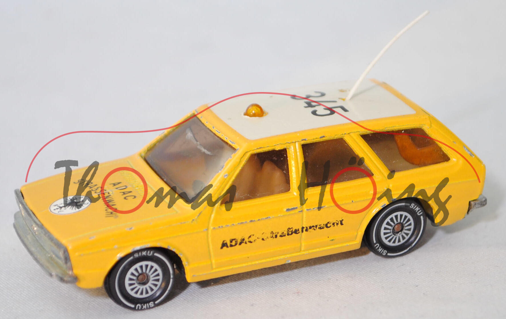 00002 VW Passat Variant LS (B1, Typ 33, Modell 1974-1975) ADAC-Pannenhilfe, kadmiumgelb, ADAC / STRASSENWACHT, R11 glatt, SIKU, 1:55, vsc