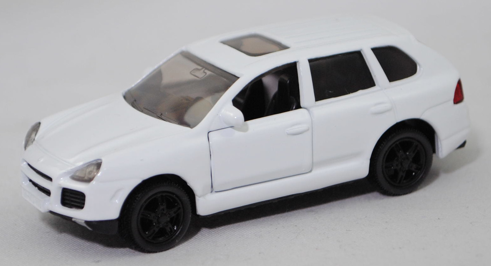 00003 Porsche Cayenne Turbo (1. Generation, Typ 9PA, Vorfacelift, Modell 2002-2006), reinweiß, Sicke auf Heckklappe in Höhe Rückleuchten, SIKU SUPER, 1:57, m