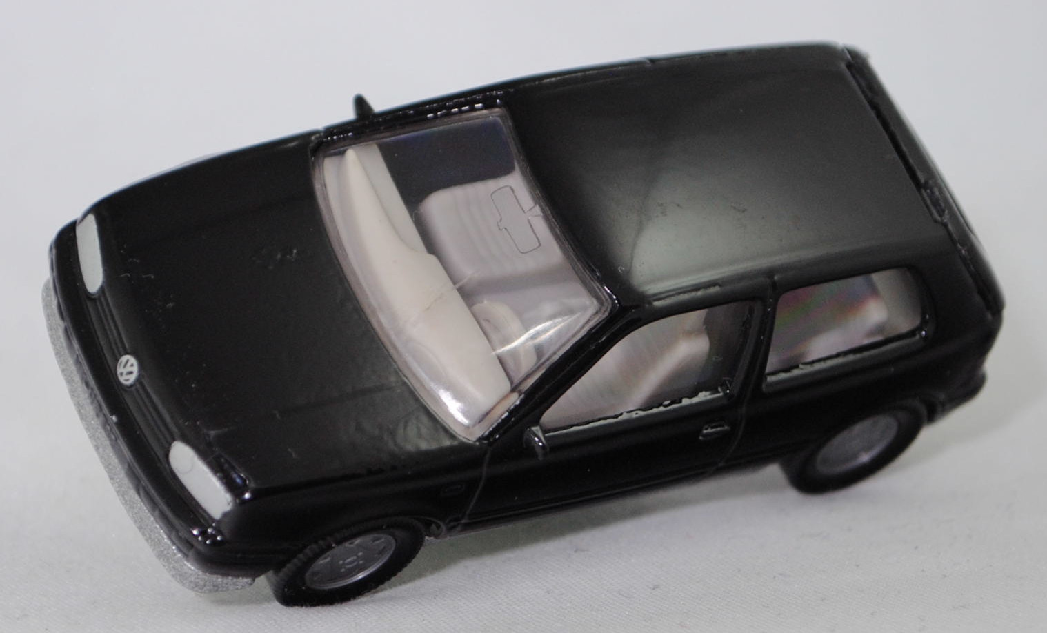 00004 VW Golf III 1.8 GL (Typ 1H, Vorfacelift, Modell 1991-1994), schwarz, innen grau, Lenkrad grau, Chassis silber, Hong, Bpr. 1010 / 0842, SIKU SUPER, 1:56, m- (Riss in Scheibe)