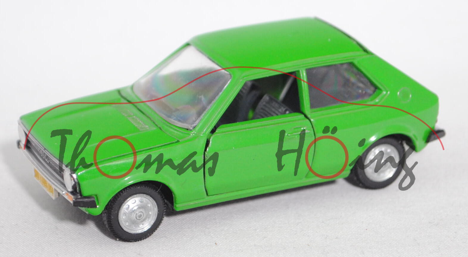 Audi 50 GL (Typ 86, Mod. 74-76), d.-gelbgrün, Chassis schwarz lackiert (nicht original), Schuco, mb