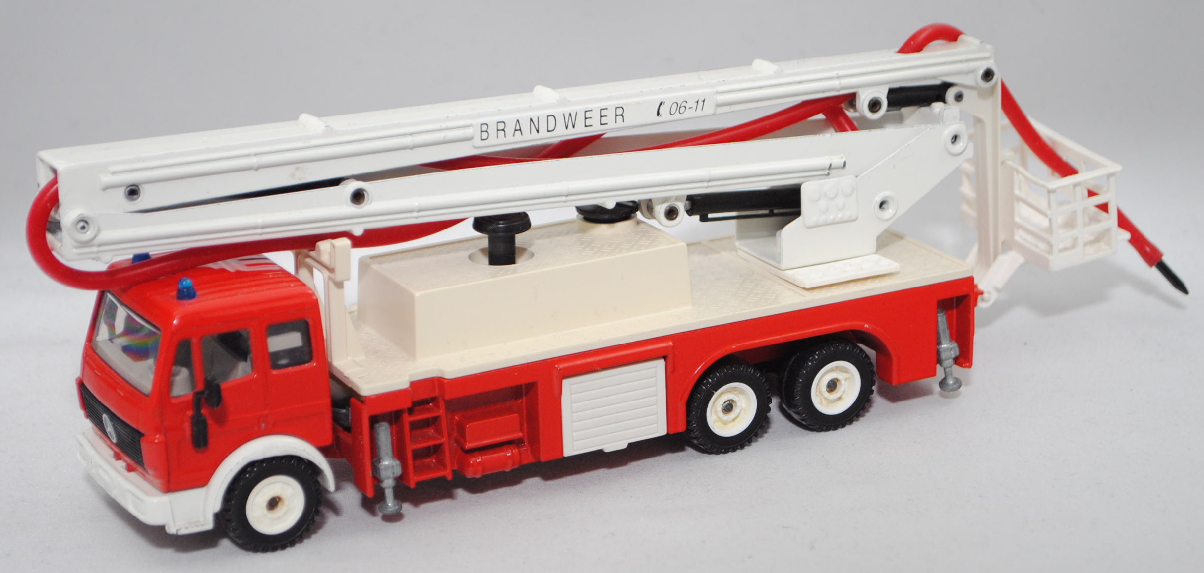 00300 NL MB SK (Mod. 89-94) Feuerwehr mit Gelenkarmbühne, rot/weiß, BRANDWEER, Spritze fehlt