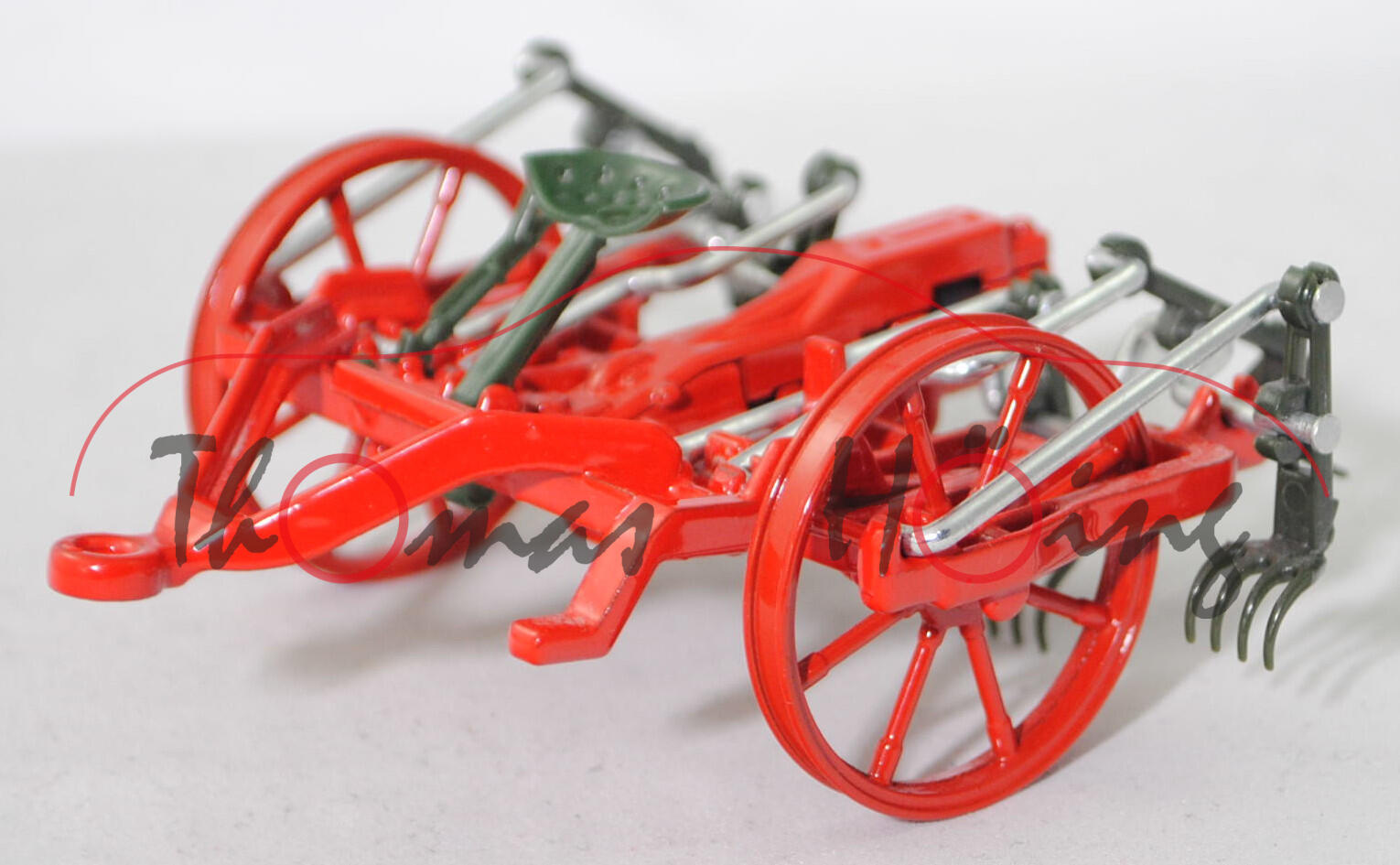 00000 Gabelheuwender (Arbeitsbreite 3200 mm), Schlepperdeichsel und Rahmen verkehrsrot, Kutschersitz und Sitzfeder chromoxydgrün, SIKU, 1:32, m