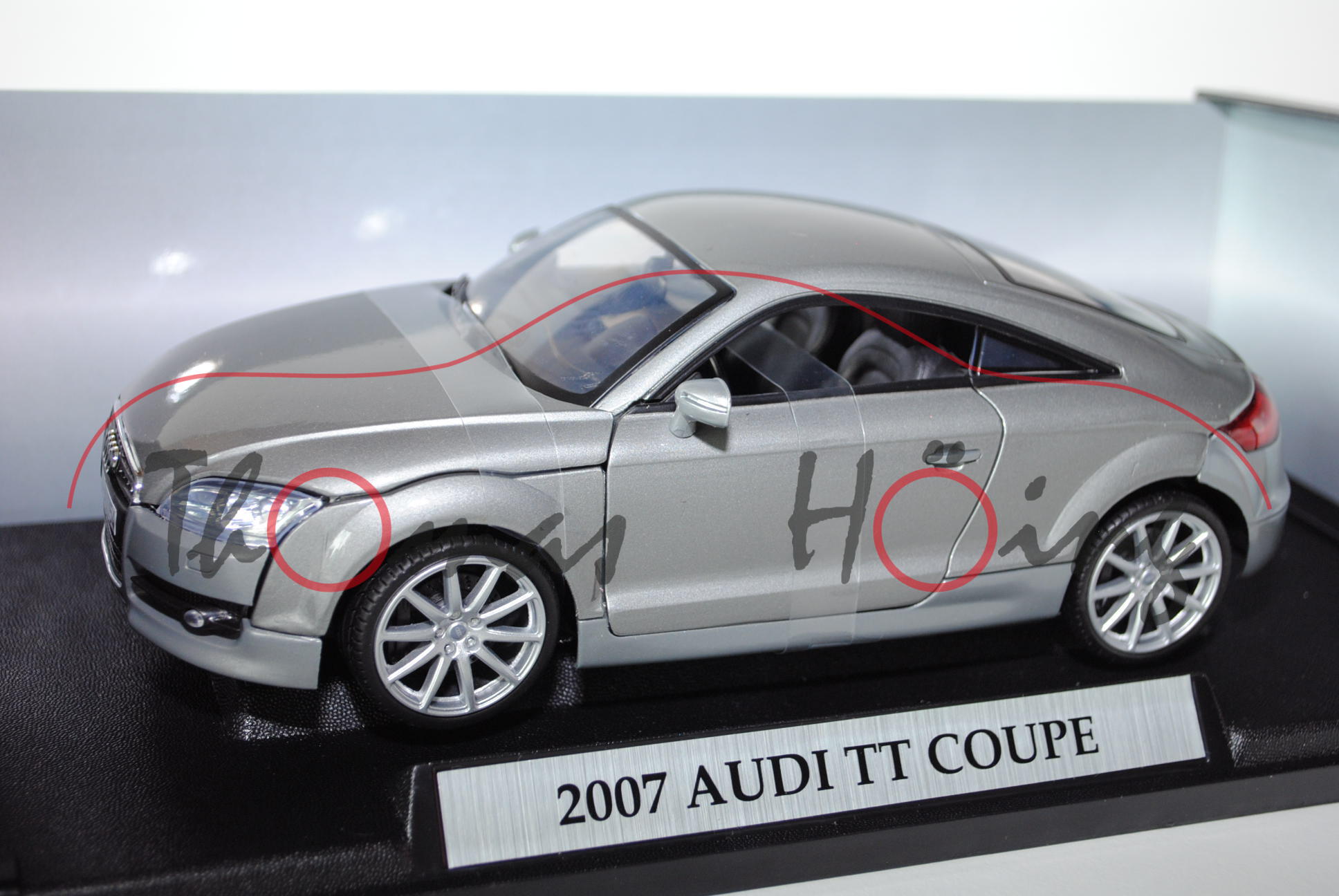 Audi TT Coupe, Mj. 2007, hellgraumetallic, innen schwarz, Lenkrad schwarz, MondoMotors, 1:18, mb