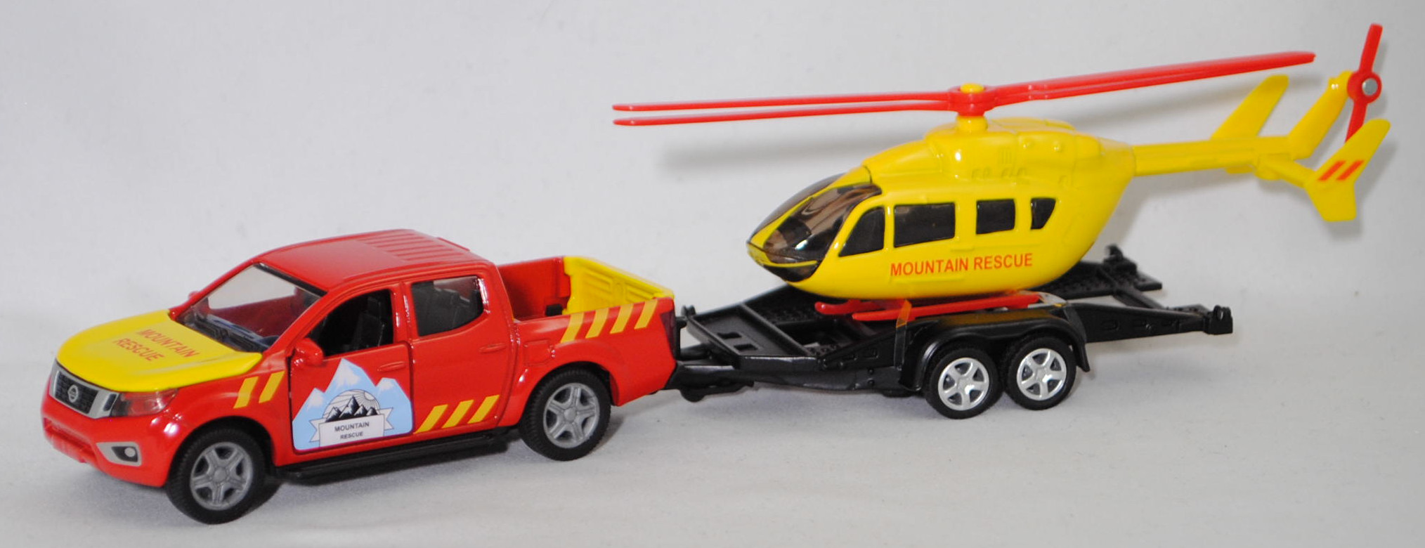 00000 NISSAN NAVARA Double Cab 4x4 (Modell 2014-2020) mit Autotransporter und Eurocopter EC 145 (Modell 2002-2014), rot/gelb, MOUNTAIN / RESCUE, SIKU SUPER 1:50, L17mpK