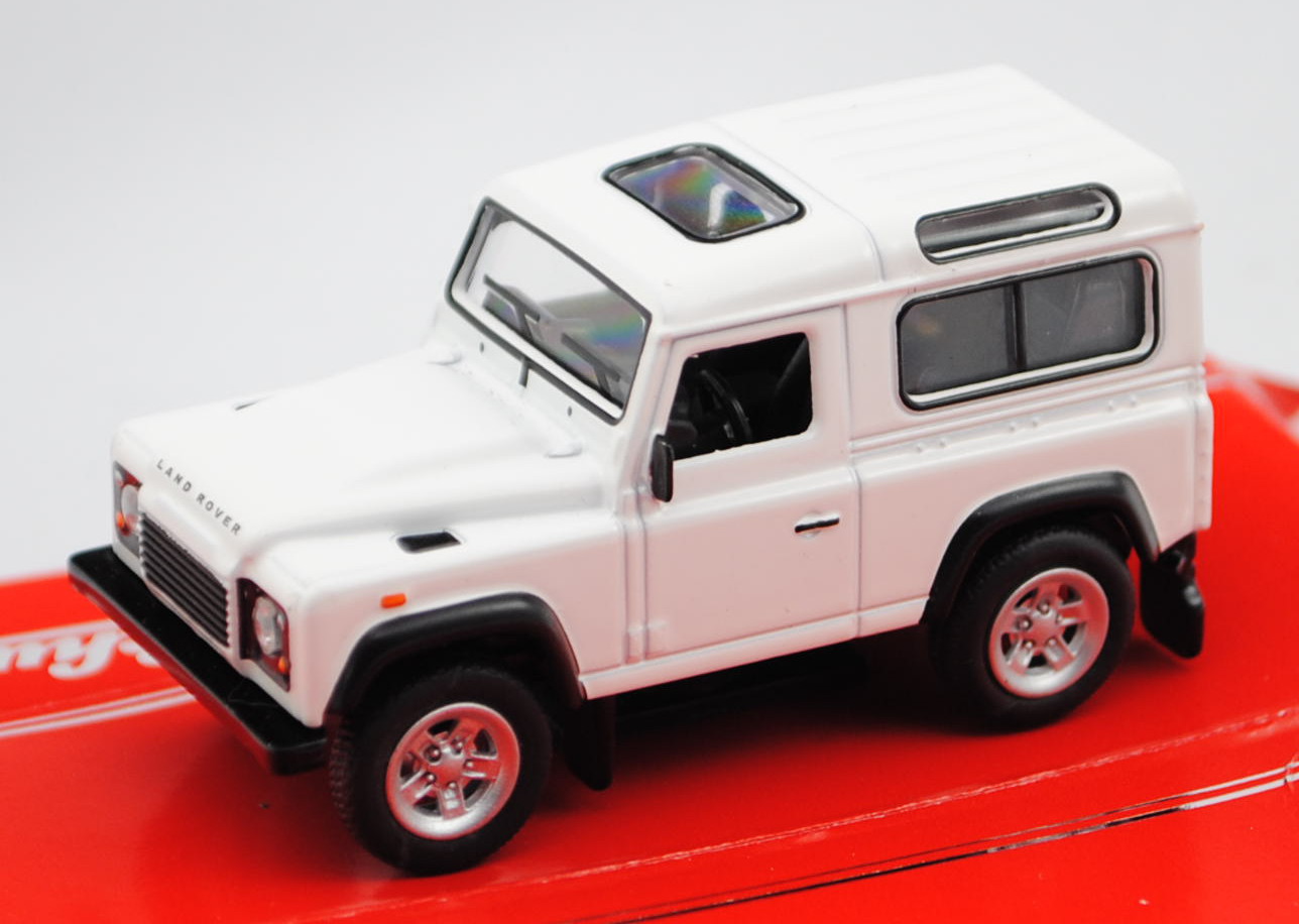 Land Rover Defender 90 County Station-Wagon (CSW, Modell 1990-2015), reinweiß/schwarz, Schuco, 1:64,